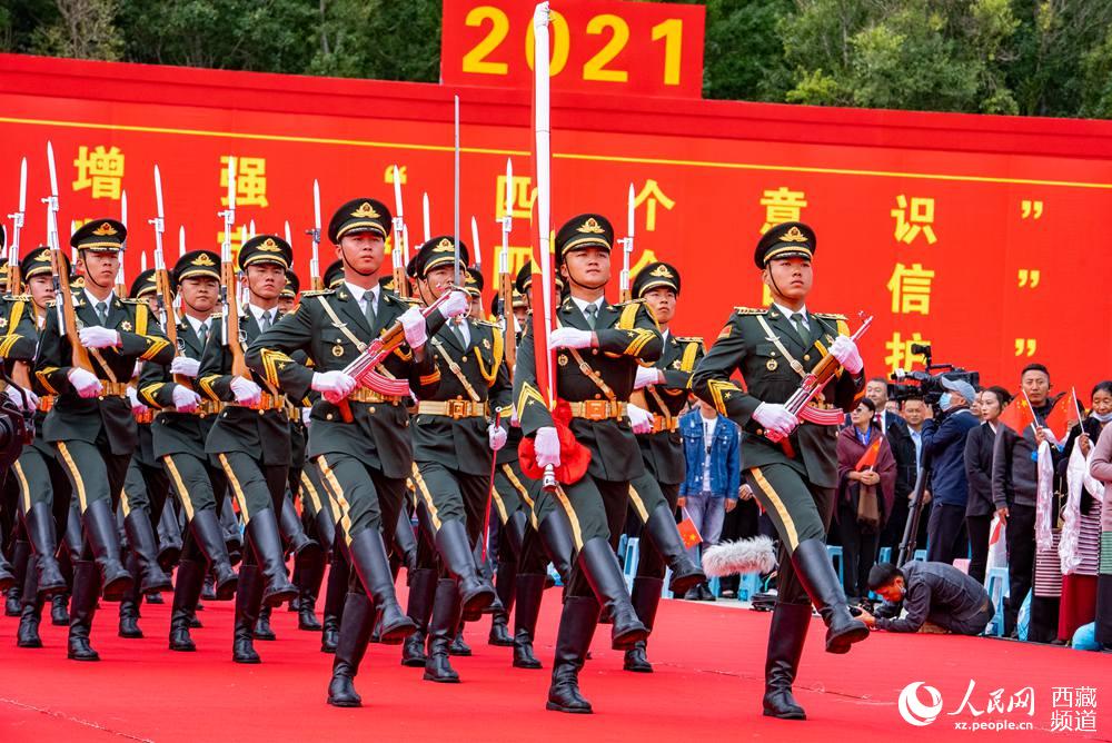 8月19日10時(shí)，慶祝西藏和平解放70周年大會(huì)在拉薩市布達(dá)拉宮廣場(chǎng)隆重舉行。這是大會(huì)舉行升旗儀式。徐馭堯 攝