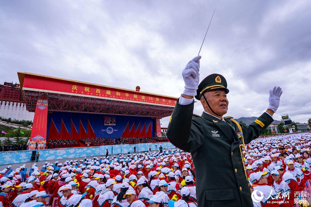 8月19日10時(shí)，慶祝西藏和平解放70周年大會(huì)在拉薩市布達(dá)拉宮廣場(chǎng)隆重舉行。徐馭堯 攝