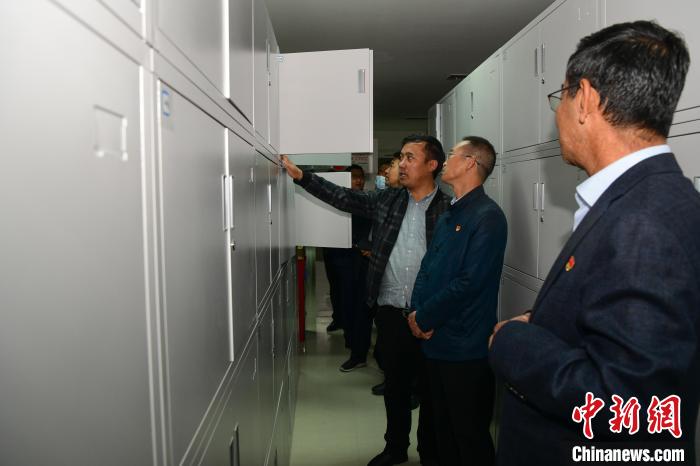 圖為參加西藏三大重點(diǎn)文物保護(hù)維修工程檔案移交進(jìn)館儀式人員參觀拉薩市檔案館。　貢嘎來松 攝