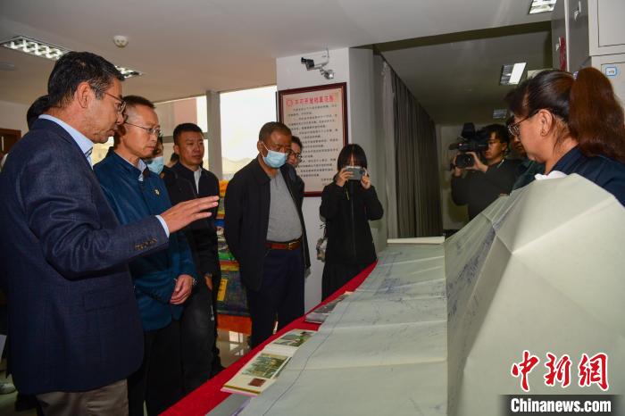 圖為參加西藏三大重點(diǎn)文物保護(hù)維修工程檔案移交進(jìn)館儀式人員參觀布達(dá)拉宮手繪圖紙。　貢嘎來松 攝