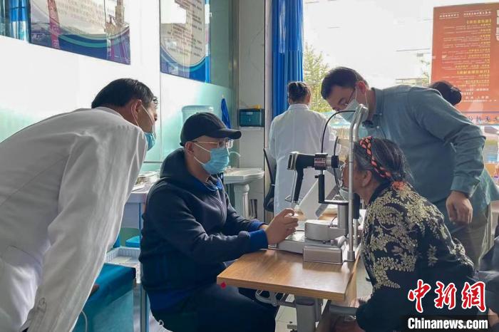 圖為9月10日，專家在日喀則藏康醫(yī)院開展義診活動。　梁雅琪 攝