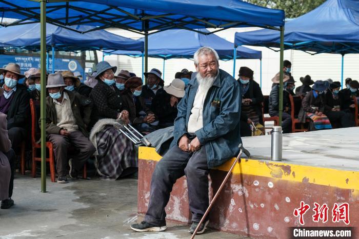 圖為日喀則桑珠孜區(qū)東嘎鄉(xiāng)農(nóng)牧民在義診室外等待?！〗w波 攝