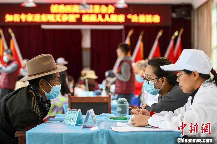 圖為9月11日，西藏日喀則桑珠孜區(qū)東嘎鄉(xiāng)義診現(xiàn)場(chǎng)?！〗w波 攝