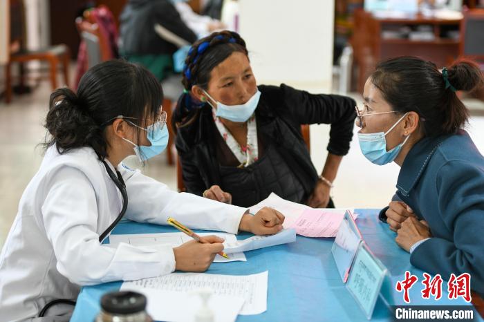 因不少農(nóng)牧民不會(huì)普通話，義診活動(dòng)現(xiàn)場(chǎng)，鄉(xiāng)政府為每位醫(yī)生配了一名翻譯。　江飛波 攝