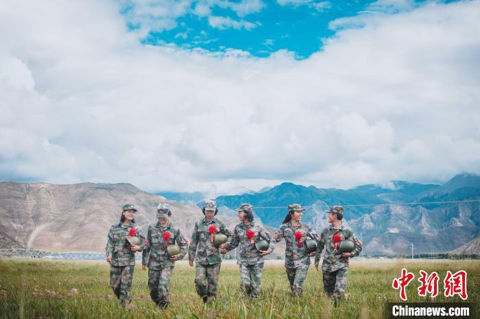 圖為身戴“首跳光榮”大紅花的女兵?！⊥跏鰱| 攝