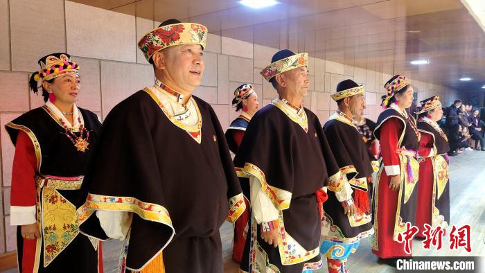 圖為西藏老年舞蹈隊在后臺準備上場。　貢桑拉姆 攝