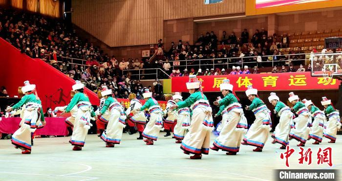 圖為西藏老年舞蹈隊齊跳傳統(tǒng)鍋莊舞?！∝暽＠?攝