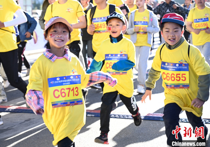 圖為當?shù)貎和瘏⒓用阅惆氤恬R拉松。 <a target='_blank' ><p  align=