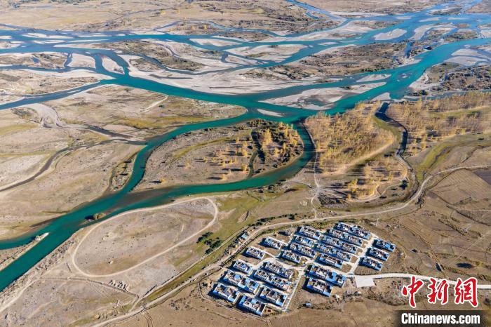 圖為10月16日，航拍高原河流拉薩河辮狀水系和河畔村莊，一派和諧景象。　江飛波 攝