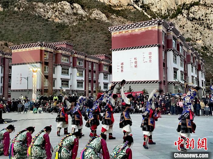 圖為文藝工作者在新村表演節(jié)目?！∽筘暱h委宣傳部 供圖