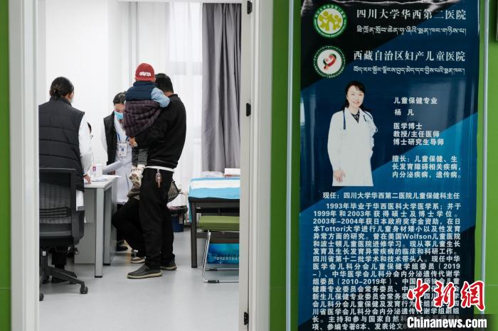 圖為四川大學(xué)華西第二醫(yī)院專家接診?！〗w波 攝