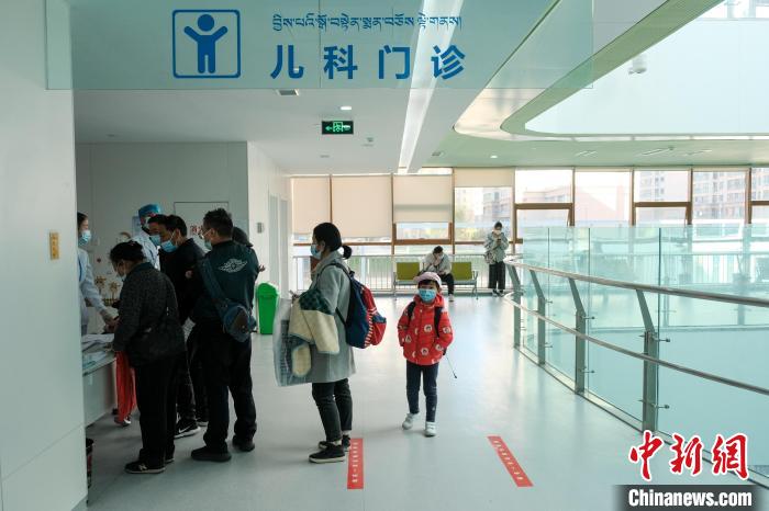 圖為兒科義診接診現(xiàn)場(chǎng)?！〗w波 攝