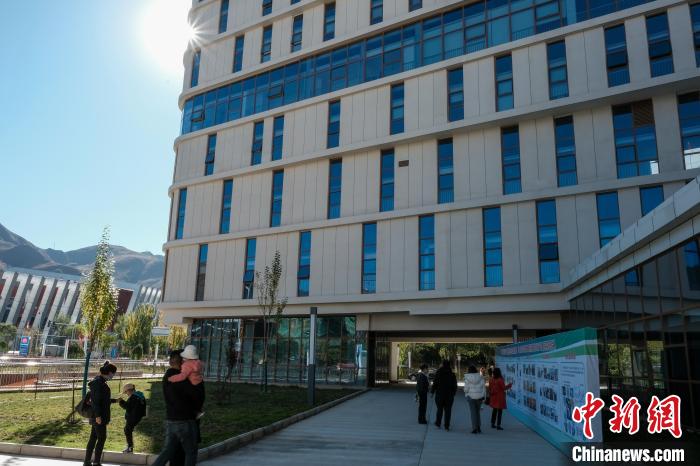 因疫情防控需要，此次義診活動(dòng)進(jìn)行了人數(shù)限定。圖為西藏民眾帶著孩子到醫(yī)院就診?！〗w波 攝