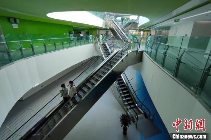 圖為西藏自治區(qū)婦產(chǎn)兒童醫(yī)院內(nèi)景?！〗w波 攝