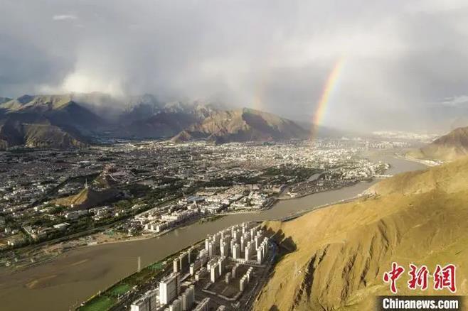 資料圖：海拔3600多米的高原城市拉薩迎來雨后彩虹。江飛波 攝