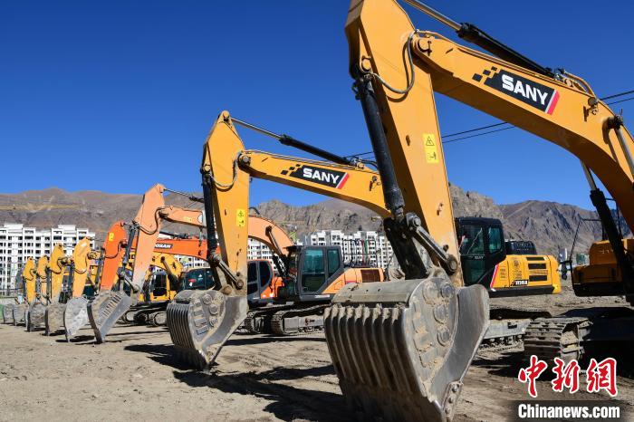 圖為人大附中拉薩學(xué)校開工奠基儀式現(xiàn)場(chǎng)?！∝暩聛?lái)松 攝