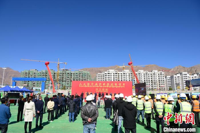 圖為人大附中拉薩學(xué)校開工奠基儀式現(xiàn)場(chǎng)?！∝暩聛?lái)松 攝