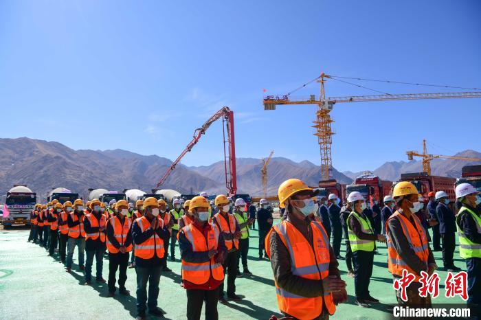 圖為人大附中拉薩學(xué)校開工奠基儀式現(xiàn)場(chǎng)?！∝暩聛?lái)松 攝