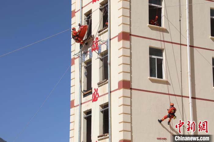 圖為消防指戰(zhàn)員進行繩索救援演練?！≈炜旗?攝