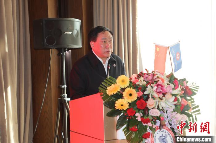 圖為中國非公立醫(yī)療機構(gòu)協(xié)會常務(wù)副會長兼秘書長郝德明致辭?！№n相澤 攝