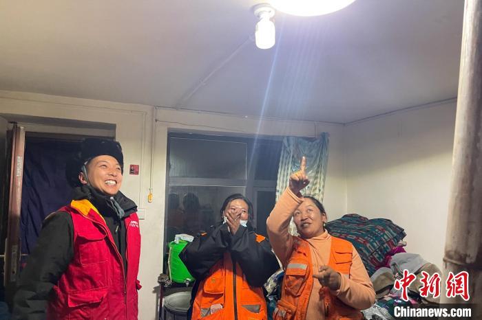 青藏公路109道班接入大網(wǎng)電。　 閆昱翰 　攝