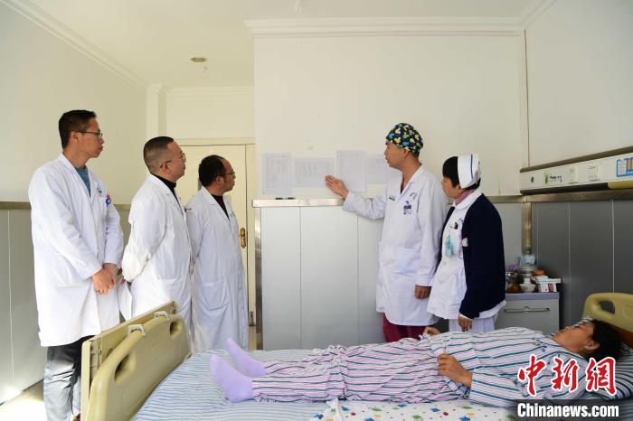 圖為何蔚副主任醫(yī)師(站右二)及團隊術后對患者的肌肉訓練、蛋白飲食等制定了每半日的康復計劃?！∝暩聛硭?攝