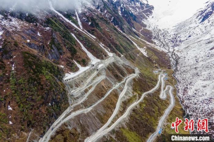 圖為嘎隆拉隧道南段，穿過該隧道后便正式進入了墨脫縣范圍。