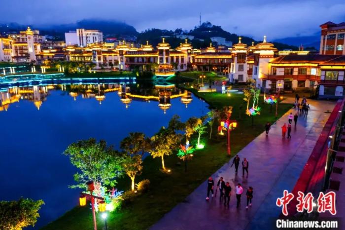 墨脫入夜，華燈初上，昔日“高原孤島”如今日漸繁華。