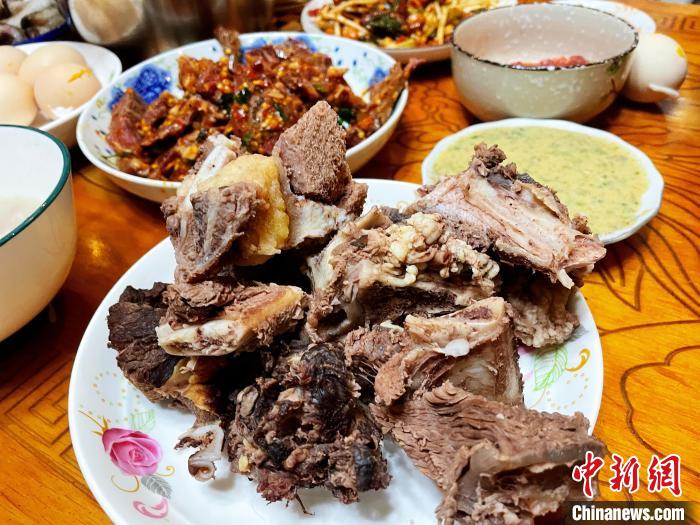 圖為除夕之夜的大餐?！∪轿木?攝