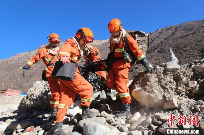圖為參訓(xùn)消防指戰(zhàn)員密切配合進(jìn)行訓(xùn)練?！〔际猩窒乐ш?duì)江達(dá)縣中隊(duì) 攝