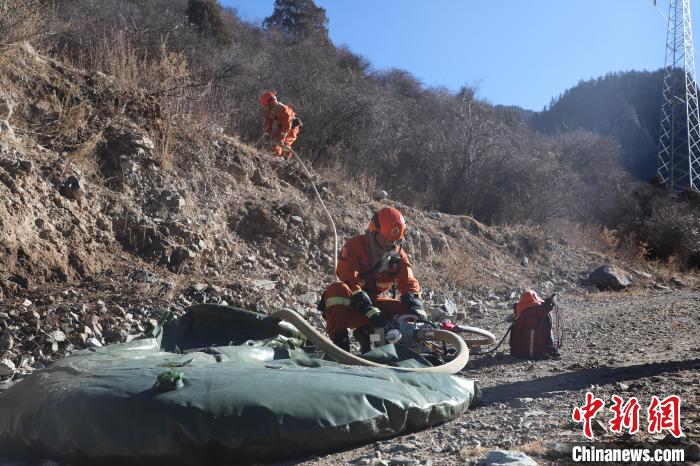 圖為參訓(xùn)消防指戰(zhàn)員架設(shè)蓄水池?！〔际猩窒乐ш?duì)江達(dá)縣中隊(duì) 攝