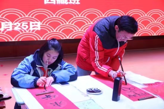 現(xiàn)場(chǎng)書寫春聯(lián)。梁超攝