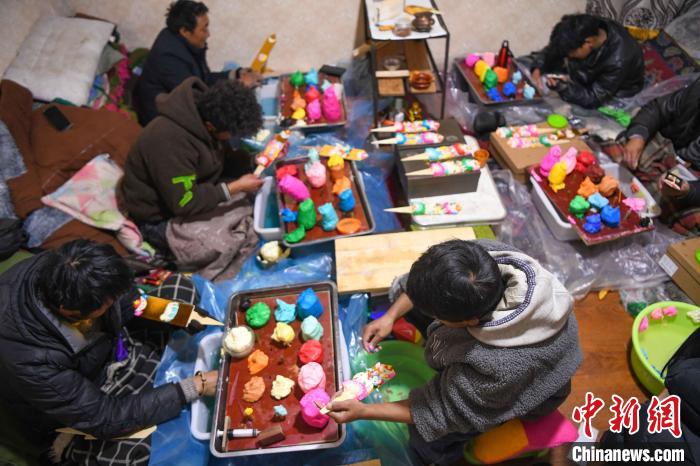 圖為拉薩手藝人制作年貨酥油花?！∝暩聛硭?攝