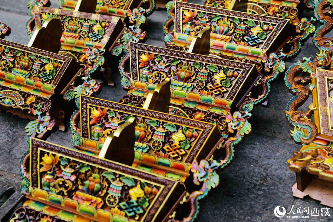 年貨市場(chǎng)上的切瑪盒。（切瑪盒是藏歷新年吉祥物，是在精制斗型木盒中用隔板分開(kāi)，分別盛入炒麥粒和糌粑，插上“仔卓”，象征著人壽年豐、吉祥如意。）人民網(wǎng) 次仁羅布攝