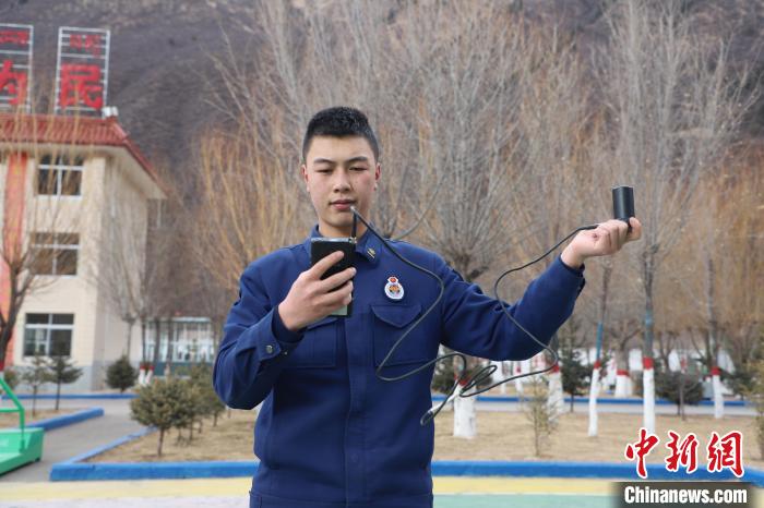 西藏:森林消防為“千里眼”“順風耳”續(xù)航