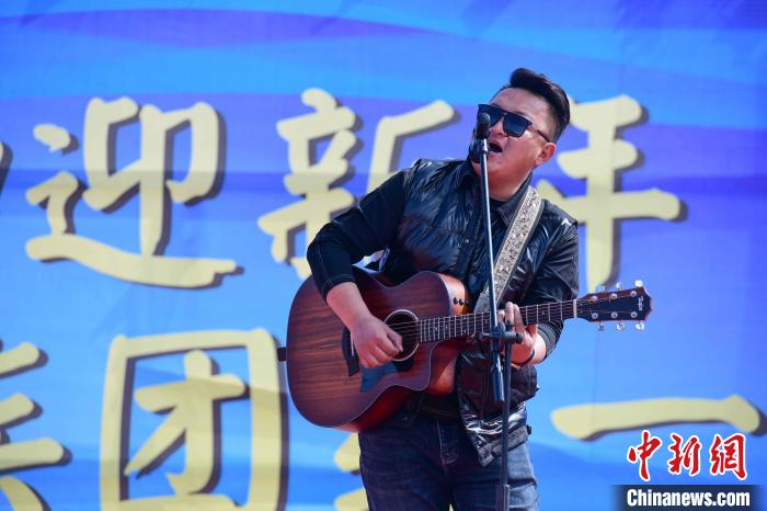 圖為文藝匯演現(xiàn)場?！∝暩聛硭?攝