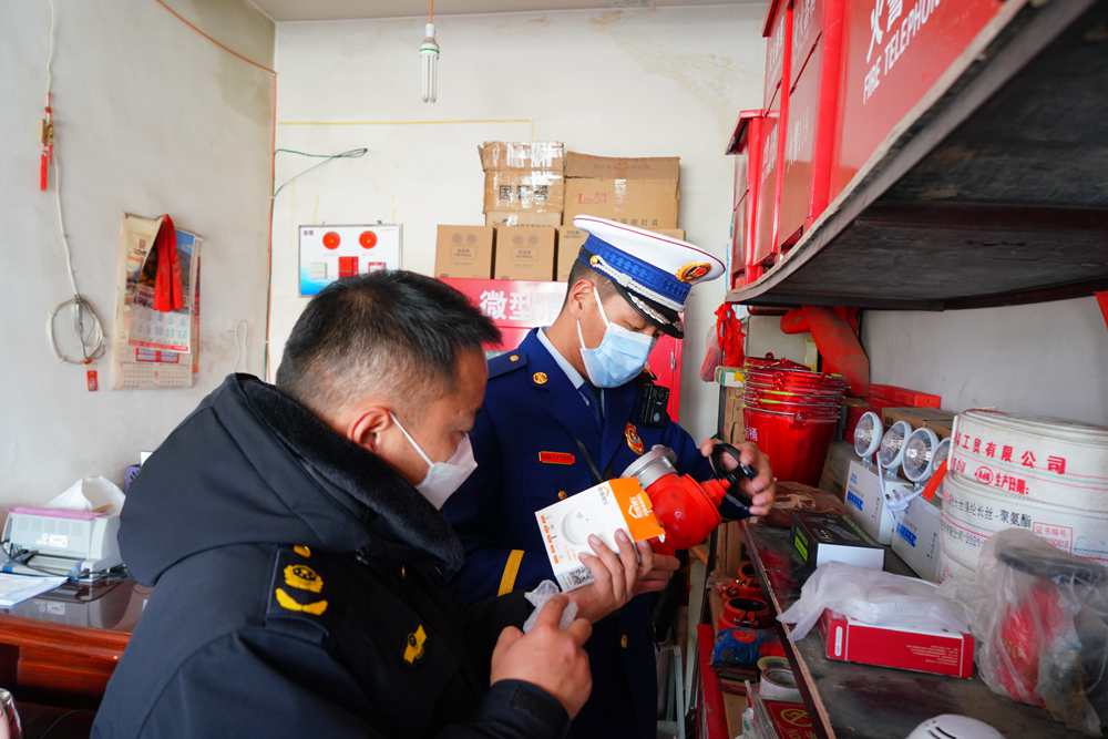 檢查消防器材。圖片由那曲消防提供