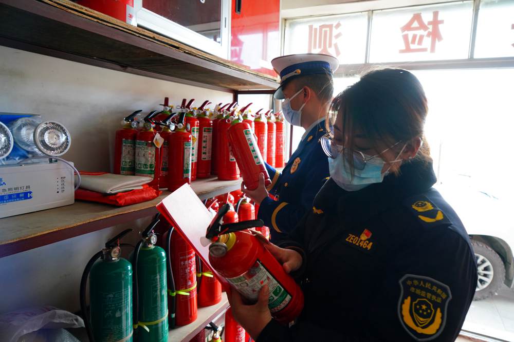 檢查消防器材。圖片由那曲消防提供