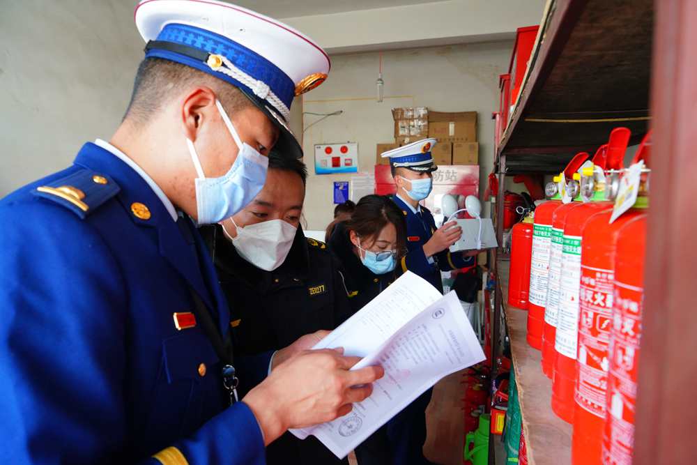 檢查消防器材。圖片由那曲消防提供
