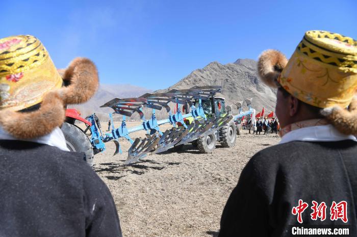 圖為拉薩市曲水縣茶巴朗村春耕儀式現(xiàn)場?！∝暩聛硭?攝