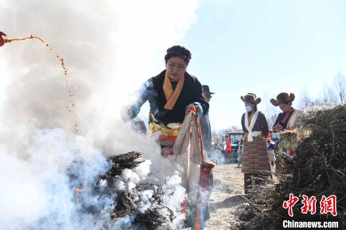 圖為拉薩市曲水縣茶巴朗村村民在春耕儀式前煨桑?！∝暩聛硭?攝