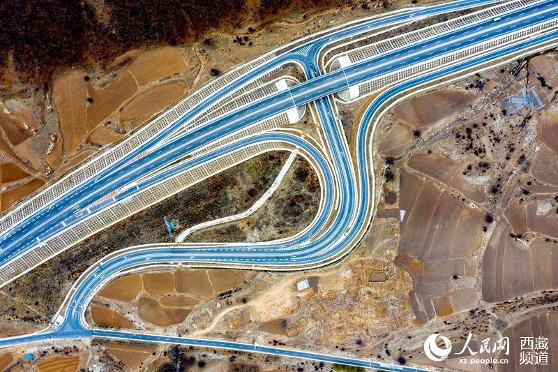 拉林高等級(jí)公路。徐馭堯攝