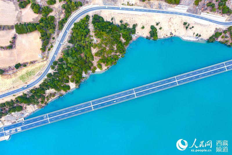 拉林高等級(jí)公路。徐馭堯攝