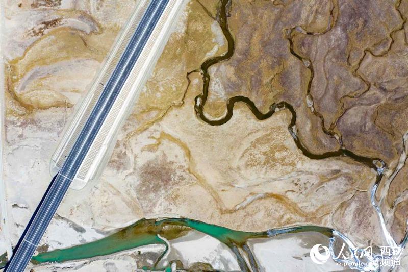 那拉高速公路。徐馭堯攝