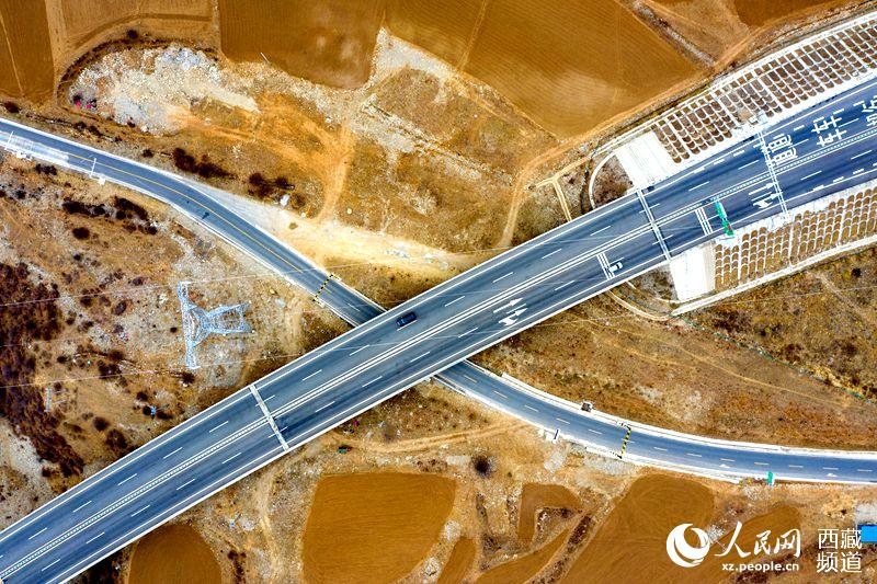 拉林高等級(jí)公路。徐馭堯攝