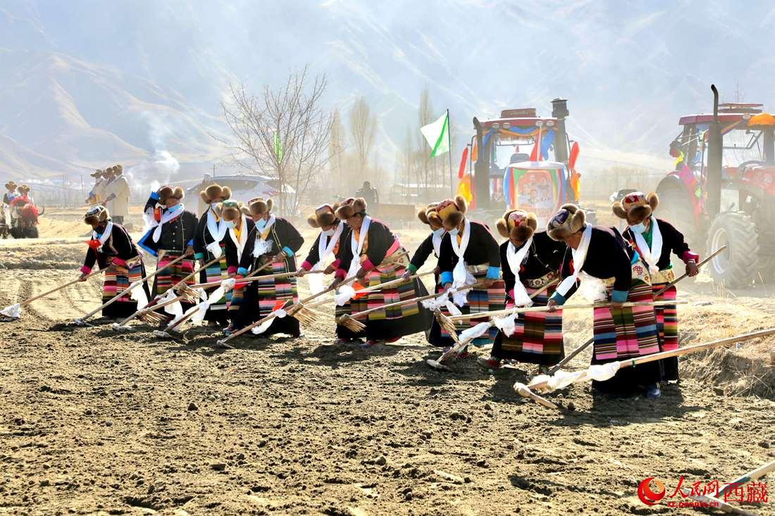 當(dāng)?shù)卮迕裆碇?jié)日盛裝，舉行春耕儀式。人民網(wǎng) 次仁羅布攝