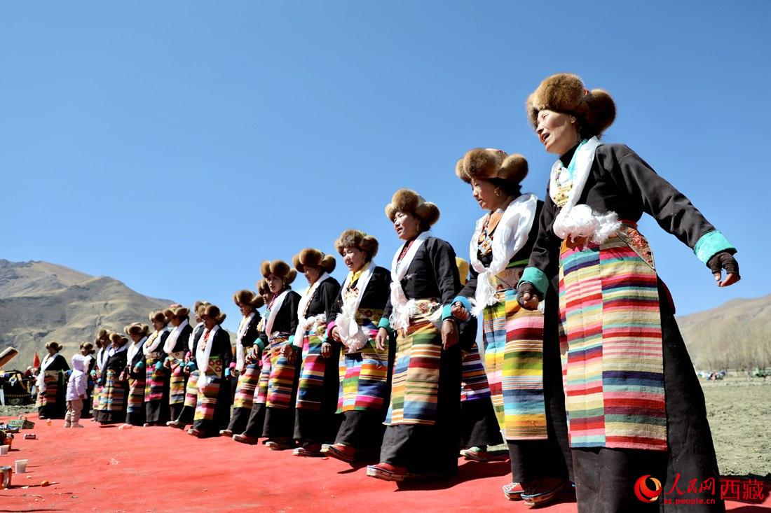 儀式結(jié)束后，農(nóng)田上仍洋溢著喜慶氣氛，村民們邊唱邊跳起了鍋莊舞。人民網(wǎng) 次仁羅布攝