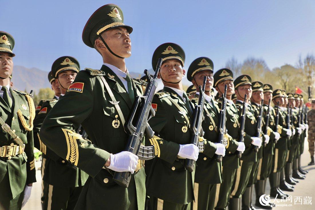 國(guó)旗護(hù)衛(wèi)隊(duì)隊(duì)員。人民網(wǎng)次仁羅布 攝