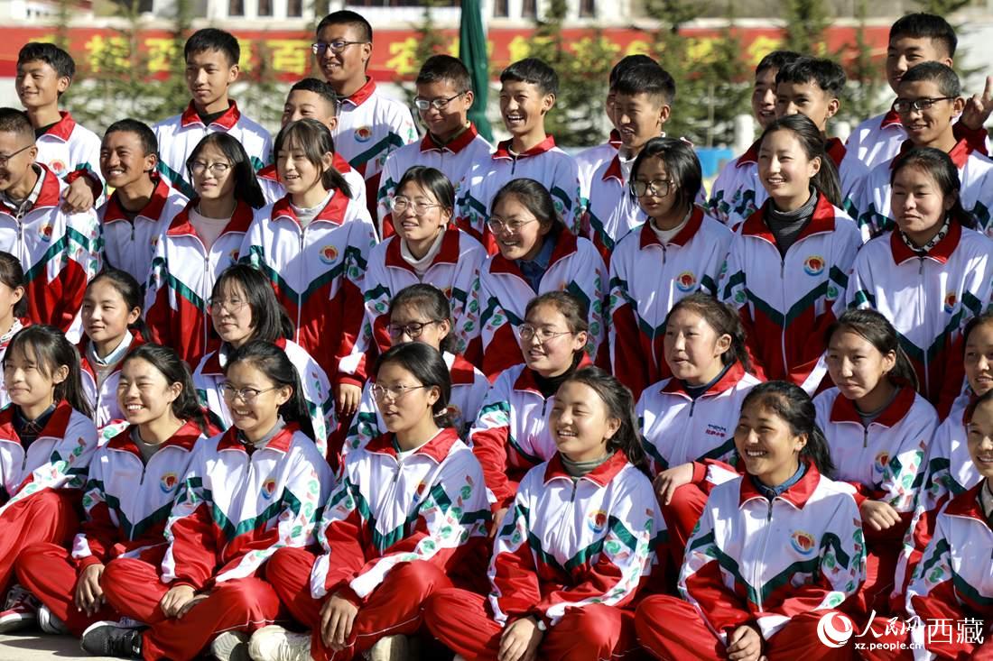 學(xué)生代表們合影留念。人民網(wǎng) 次仁羅布攝