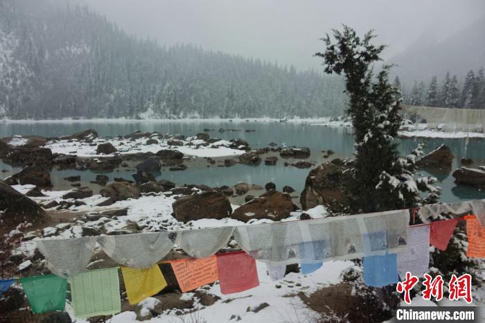 然烏湖春雪飄落。　冉文娟 攝